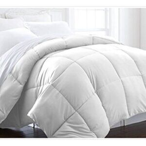 Ienjoy Home  Collection Premium Luxury Down Fiber Comforter, California King